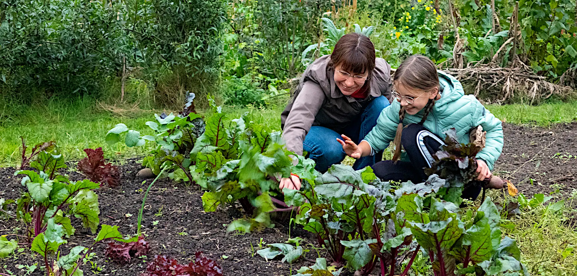 Moeder met kind bekijken de groentetuin